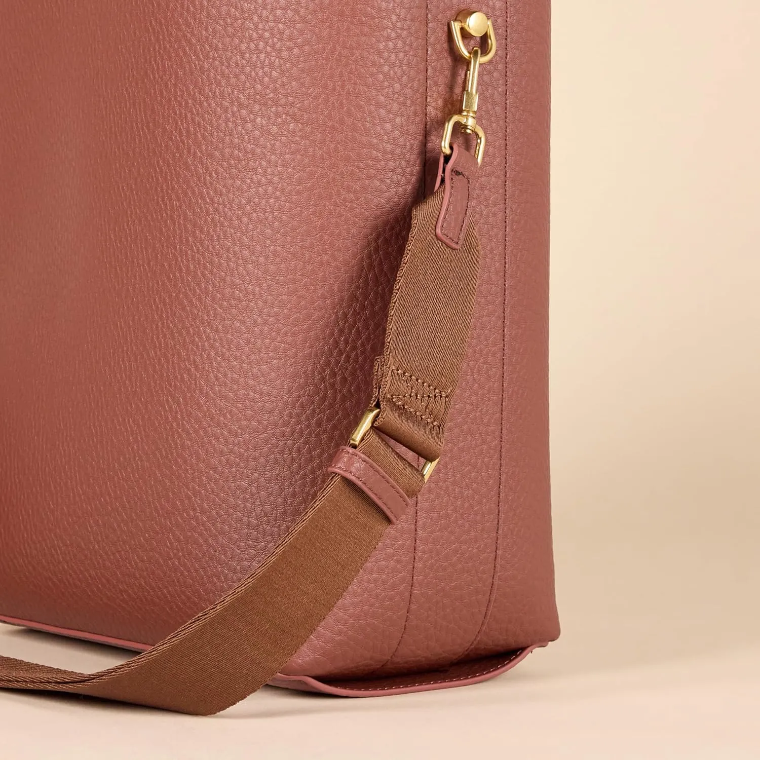Amazon Essentials Women's Soft Bucket Bag