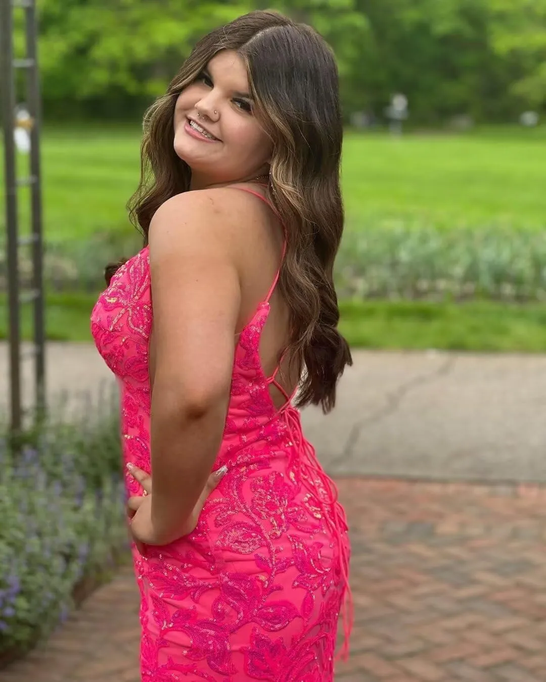 UZN Short Tight Sequin Homecoming Dresses for Teens with Slit Sparkly Sequin Mini Prom Cocktail Gowns